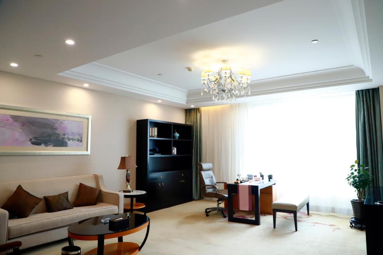 Wyndham Xinyang Downtown Hotel Exterior photo