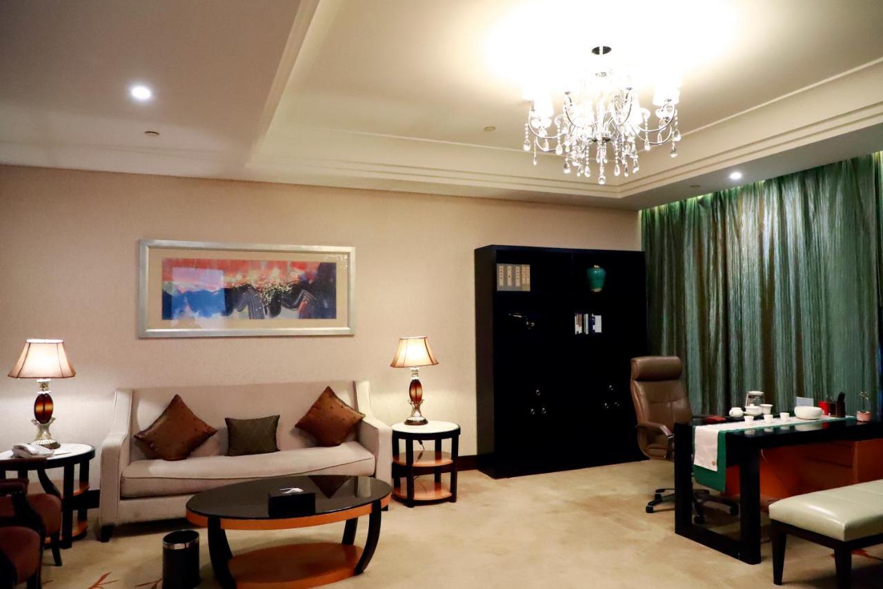 Wyndham Xinyang Downtown Hotel Exterior photo