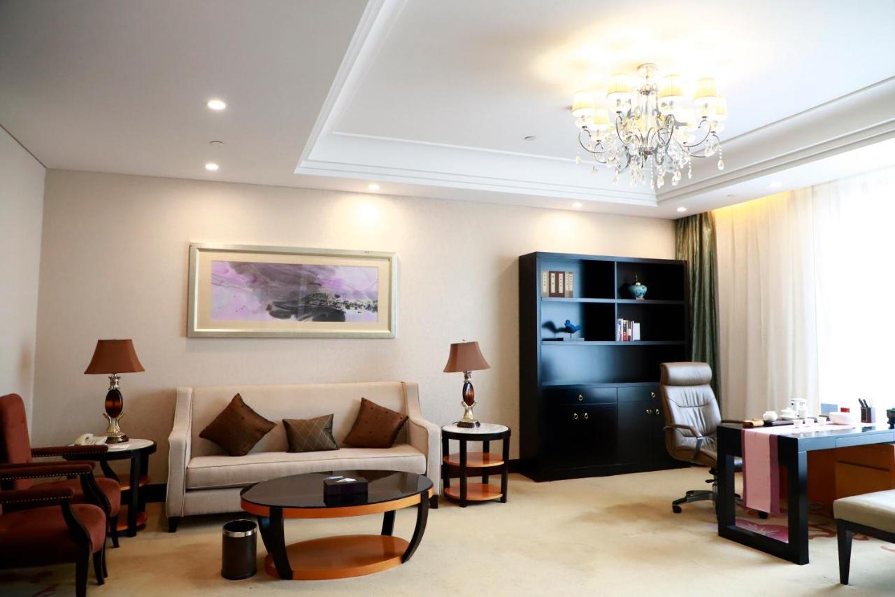 Wyndham Xinyang Downtown Hotel Exterior photo