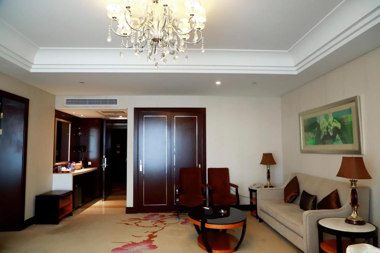 Wyndham Xinyang Downtown Hotel Exterior photo