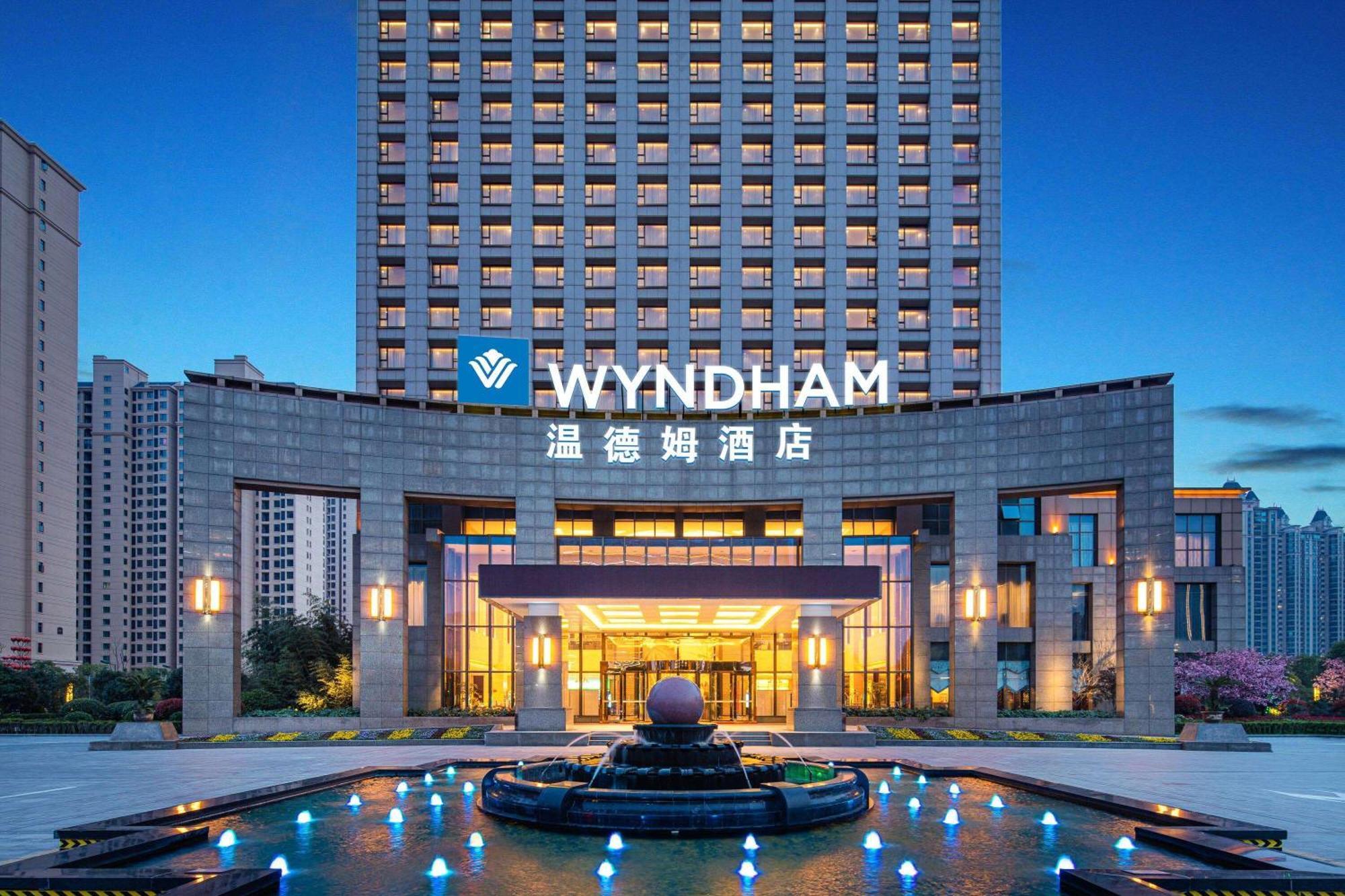 Wyndham Xinyang Downtown Hotel Exterior photo